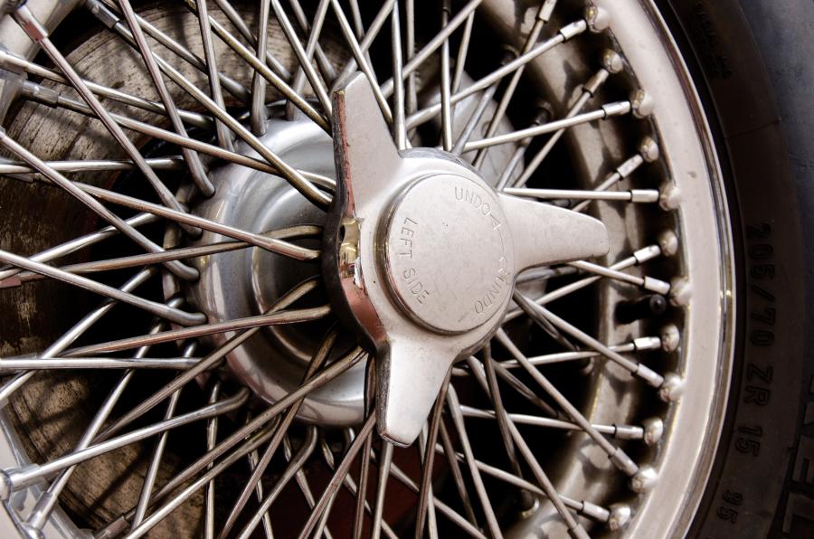 Колеса Aston Martin DB6 (3261/R) 1967 года  (фото 9 из 16)